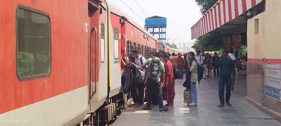 फोटो- 12 एयूआरपी 23 फफूंद स्टेशन पर ट्रेन का इंतजार करते यात्री। संवाद फोटो- 12 एयूआरपी 23 फफूंद स्टेशन पर ट्रेन का इंतजार करते यात्री। संवाद