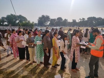 फोटो-12एयूआरपी 29- वैदिक इंटर कॉलेज के गेट पर अभ्यर्थियों की होती बायोमेटि्रक जांच। संवाद