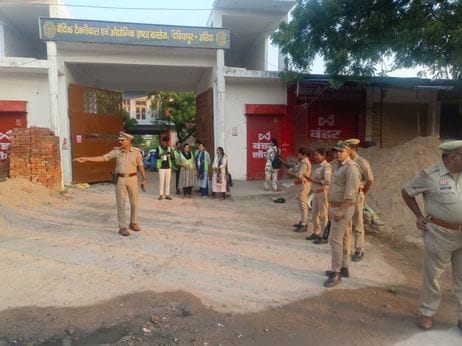 फोटो-12एयूआरपी 29- वैदिक इंटर कॉलेज के गेट पर अभ्यर्थियों की होती बायोमेटि्रक जांच। संवाद