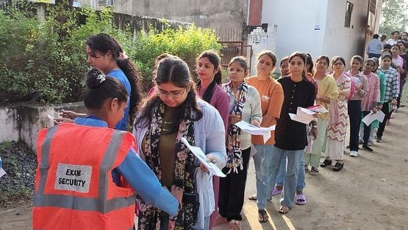 फोटो-12एयूआरपी 29- वैदिक इंटर कॉलेज के गेट पर अभ्यर्थियों की होती बायोमेटि्रक जांच। संवाद