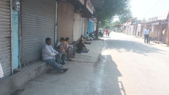 फोटो-12एयूआरपी 29- वैदिक इंटर कॉलेज के गेट पर अभ्यर्थियों की होती बायोमेटि्रक जांच। संवाद