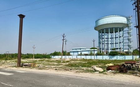 फोटो-2-शहर के मुख्य मार्ग बड़ा चौराहा पर रेंगता यातायात। संवाद