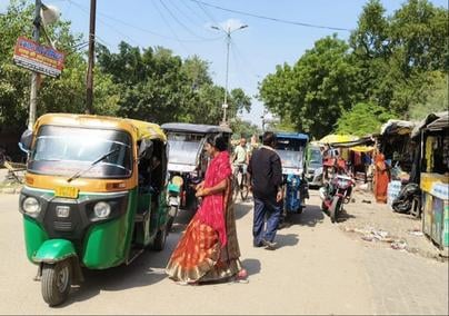 फोटो-2-शहर के मुख्य मार्ग बड़ा चौराहा पर रेंगता यातायात। संवाद