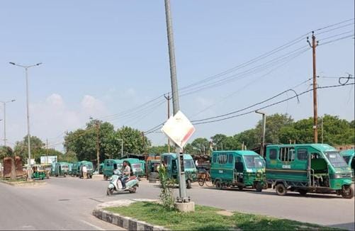 फोटो-2-शहर के मुख्य मार्ग बड़ा चौराहा पर रेंगता यातायात। संवाद