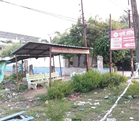 फोटो-2-शहर के मुख्य मार्ग बड़ा चौराहा पर रेंगता यातायात। संवाद