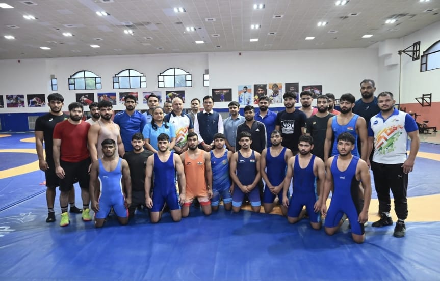 फोटो :26: सोनीपत के बहालगढ़ स्थित साई केंद्र में खिलाड़ियों से बातचीत करते केंद्रीय युवा मामले एव फोटो :26: सोनीपत के बहालगढ़ स्थित साई केंद्र में खिलाड़ियों से बातचीत करते केंद्रीय युवा मामले एव