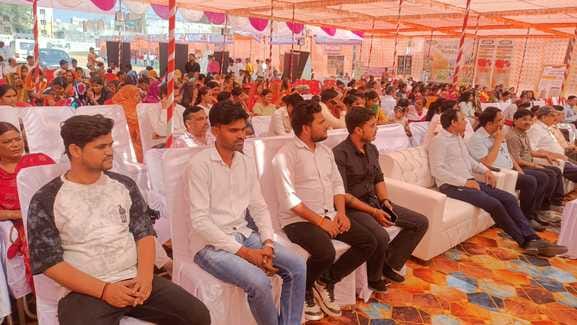 फोटो-27, स्वदेशी मेला के मंच पर भजन प्रस्तुत करते युवा कलाकार। संवाद फोटो-27, स्वदेशी मेला के मंच पर भजन प्रस्तुत करते युवा कलाकार। संवाद