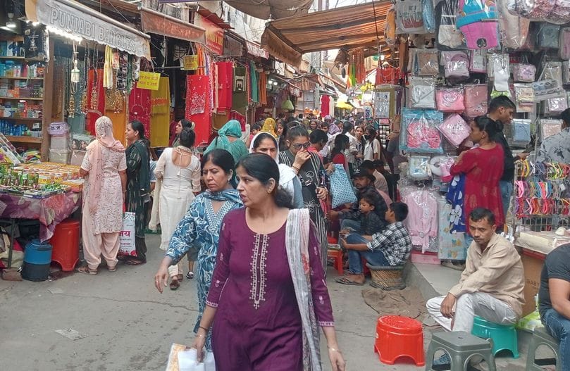 फोटो 30- सोनीपत की कच्चे क्वार्टर मार्केट में अहोई अष्टमी पर्व को लेकर कपड़े खरीदती महिलाएं। सं