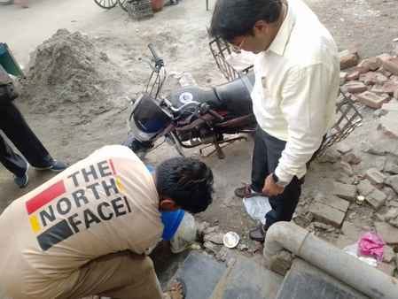 हरियाणा मावा भंडार पर सैंपल लेकर सील लगाते फूड सेफ्टी अधिकारी डॉ. वीरेंद्र। संवाद