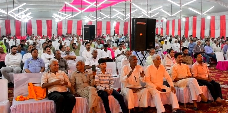 हस्तिनापुर में आयोजित कवि सम्मेलन में काव्य पाठ करती कवियत्री। (स्त्रोत आयोजक) मवाना।