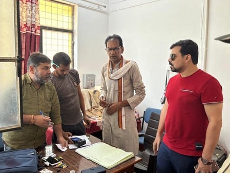 जसपुरा सहकारी समिति में खाद वितरण में मनमानी के विरोध में नारेबाजी करते किसान। संवाद जसपुरा सहकारी समिति में खाद वितरण में मनमानी के विरोध में नारेबाजी करते किसान। संवाद