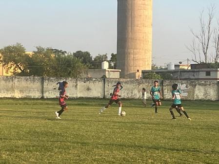 जटवाड गांव के सरकारी स्कूल मैदान में गोल करने का प्रयास करता हुआ खिलाड़ी: स्वयं जटवाड गांव के सरकारी स्कूल मैदान में गोल करने का प्रयास करता हुआ खिलाड़ी: स्वयं