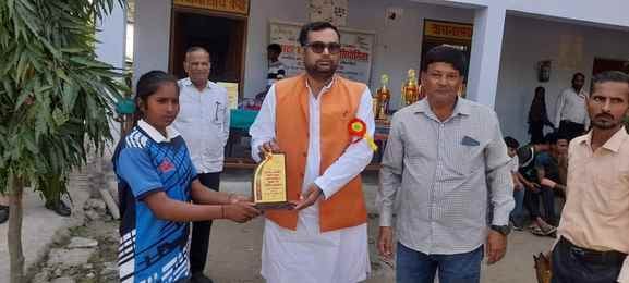 कबड्डी में दम दिखाती महिला खिलाड़ी। आयोजक