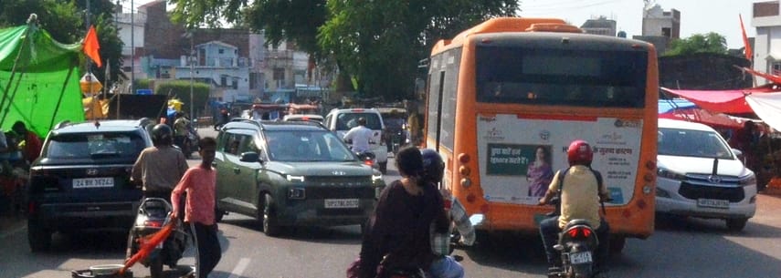 केरूगंज में ई-बस के सामने खड़ी कार। संवाद केरूगंज में ई-बस के सामने खड़ी कार। संवाद
