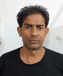 कोतवाली देहात के गांव अकबराबाद में पुलिस के साथ धक्का मुक्की करता हिस्ट्रीशीटर। स्रोत वीडियो ग्