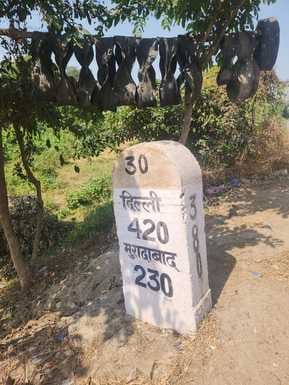 मैगलगंज के मेन चौराहा पर लगा साइन बोर्ड में दिल्ली की दूसरी 427। संवाद मैगलगंज के मेन चौराहा पर लगा साइन बोर्ड में दिल्ली की दूसरी 427। संवाद