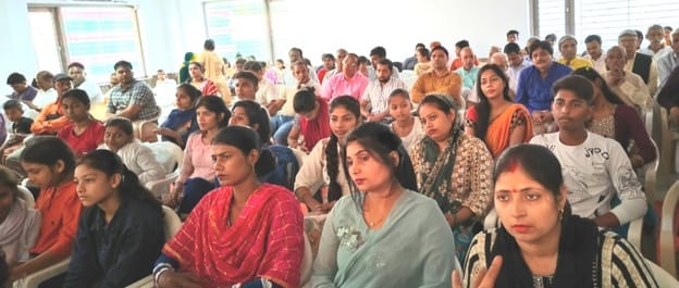 छात्र शक्ति भवन सूरजकुंड में सेवा भारती द्वारा वाल्मीकि समाज के मेधावी छात्र-छात्राओं को सम्मान