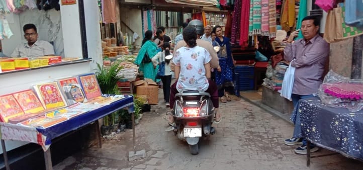 नाहन के बड़ा चौक बाजार में सुबह 11:16 बजे भीड़ के बीच से वाहन ले जाने का प्रयास करता चालक। संवा नाहन के बड़ा चौक बाजार में सुबह 11:16 बजे भीड़ के बीच से वाहन ले जाने का प्रयास करता चालक। संवा