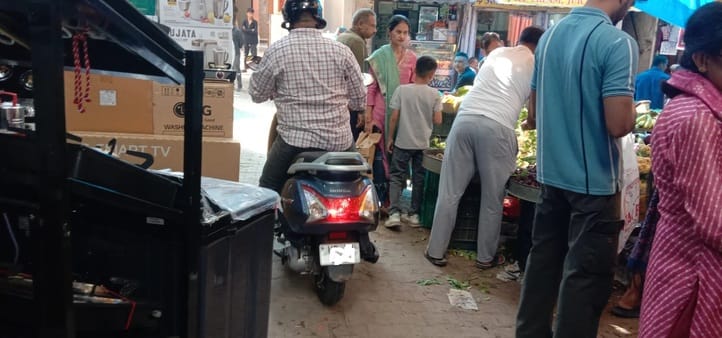 नाहन के बड़ा चौक बाजार में सुबह 11:16 बजे भीड़ के बीच से वाहन ले जाने का प्रयास करता चालक। संवा नाहन के बड़ा चौक बाजार में सुबह 11:16 बजे भीड़ के बीच से वाहन ले जाने का प्रयास करता चालक। संवा