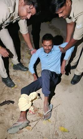 पुलिस की गिरफ्त में मेराज व मुठभेड़ में घायल ललित कश्यप।