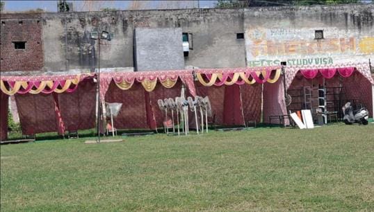 पेपर मिल ग्राउंड में लगे स्वदेशी मेले में खरीदारी करते लोग। संवाद पेपर मिल ग्राउंड में लगे स्वदेशी मेले में खरीदारी करते लोग। संवाद