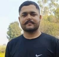 पोस्टमार्टम हाउस में कपड़ों की पहचान के बाद जानकारी देने के लिए थाने पहुंचे सहित के परिजन