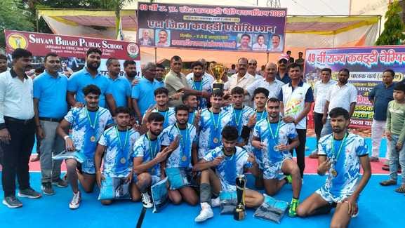 सेमीफाइनल में शामली और फिरोजाबाद की टीम कबड्डी में दांवपेच दिखाती हुई। संवाद सेमीफाइनल में शामली और फिरोजाबाद की टीम कबड्डी में दांवपेच दिखाती हुई। संवाद