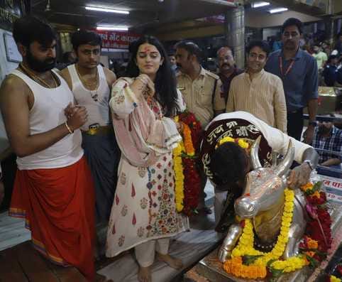 सांध्य आरती देखते सूर्यकुमार यादव