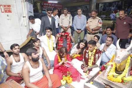 सांध्य आरती देखते सूर्यकुमार यादव