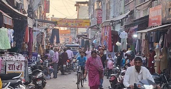 शहर के बड़ा बाजार में लगी भीड़। संवाद शहर के बड़ा बाजार में लगी भीड़। संवाद