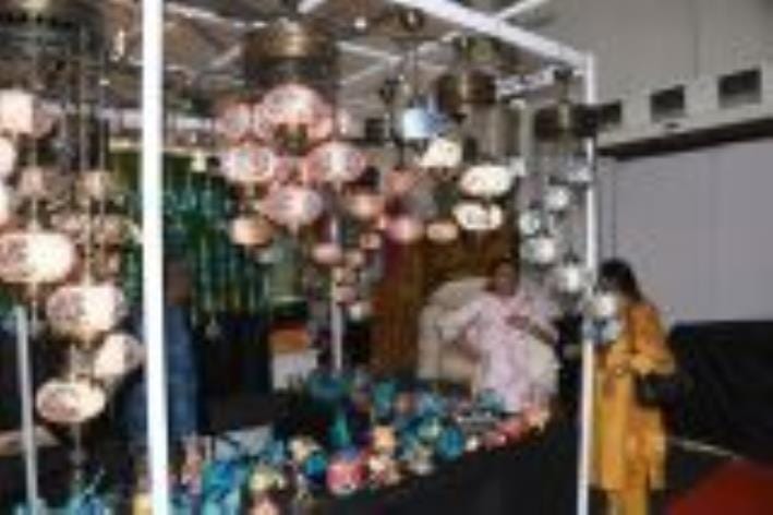 शहर में लगी विभिन्न प्रदर्शनियों में लगे आकर्षक स्टाॅल। शहर में लगी विभिन्न प्रदर्शनियों में लगे आकर्षक स्टाॅल।
