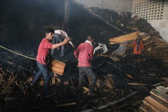टिंबर फैक्टरी में लगी आग बुझाते दमकल विभाग के कर्मी। संवाद टिंबर फैक्टरी में लगी आग बुझाते दमकल विभाग के कर्मी। संवाद