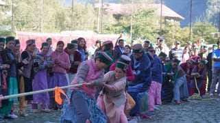 टुक्पा वैली महोत्सव के विजेताओं को पुरस्कृत करते मंत्री जगत सिंह नेगी। स्रोत : डीपीआरओ