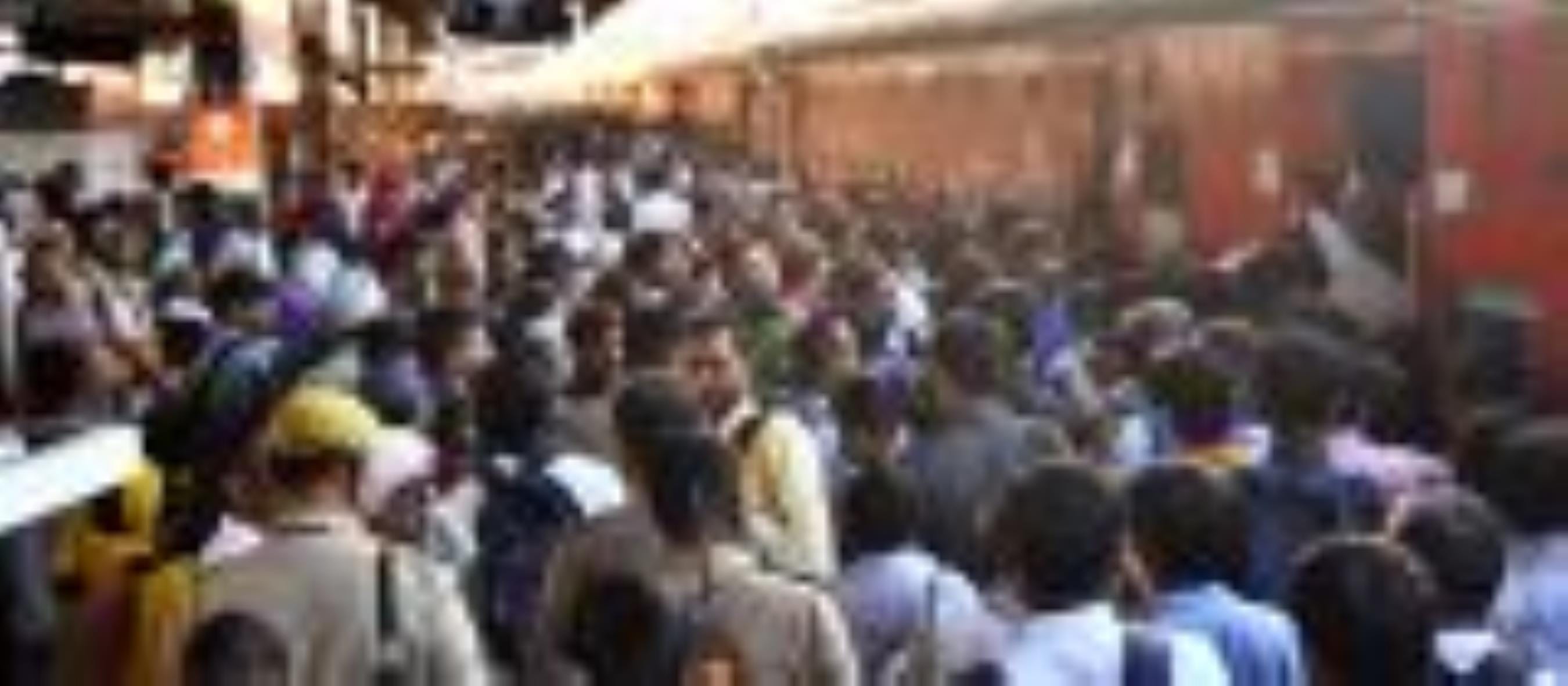 त्योहार नजदीक आने के साथ चारबाग रेलवे स्टेशन पर बढ़ने लगी है यात्रियों की भीड़। 