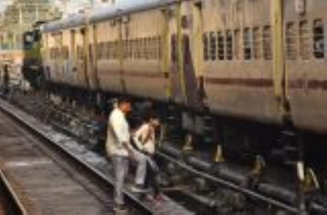 त्योहार नजदीक आने के साथ चारबाग रेलवे स्टेशन पर बढ़ने लगी है यात्रियों की भीड़। 