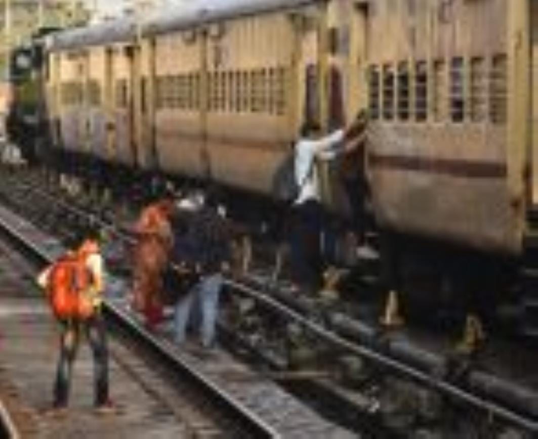 त्योहार नजदीक आने के साथ चारबाग रेलवे स्टेशन पर बढ़ने लगी है यात्रियों की भीड़। 