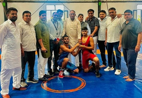 दंगल में जोर आजमाइश करते पहलवान। संवाद दंगल में जोर आजमाइश करते पहलवान। संवाद