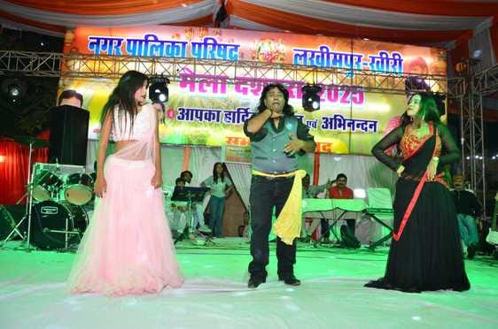 दशहरा मेले की सांस्कृतिक मंच पर प्रतिभाओं को किया गया सम्मानित। स्रोत -आयोजक दशहरा मेले की सांस्कृतिक मंच पर प्रतिभाओं को किया गया सम्मानित। स्रोत -आयोजक
