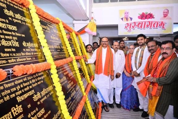 विकास कार्य का शिलान्यास करते डिप्टी सीएम ब्रजेश पाठक व अन्य। विकास कार्य का शिलान्यास करते डिप्टी सीएम ब्रजेश पाठक व अन्य।