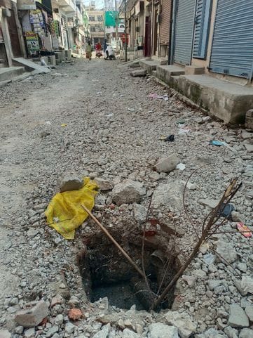 12 प्रेम नगर स्थित हेफेड रोड क्षेत्र में उखाड़ी हुई सड़क के चलते अपने वाहनों को दूर खड़े कर गए
