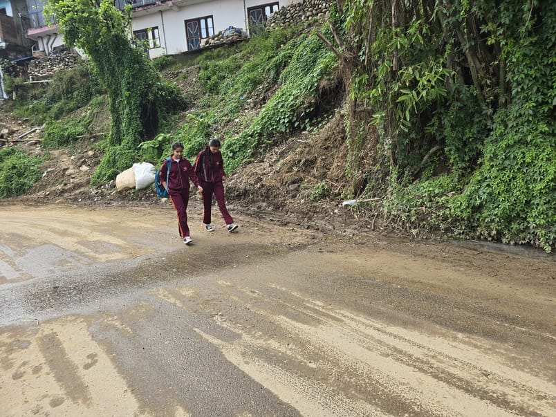 अवाहदेवी से तरक्वाड़ी सड़क किनारे नाली जाम होने से सड़क पर पानी। संवाद
