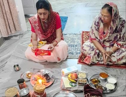 चांदपुर में मां अहोई का व्रत रखे बेटी के साथ मां चांदपुर में मां अहोई का व्रत रखे बेटी के साथ मां