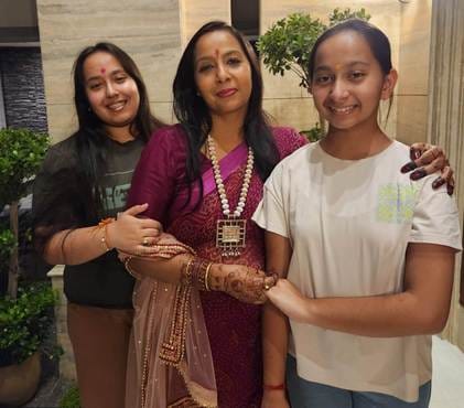 चांदपुर में मां अहोई का व्रत रखे बेटी के साथ मां चांदपुर में मां अहोई का व्रत रखे बेटी के साथ मां