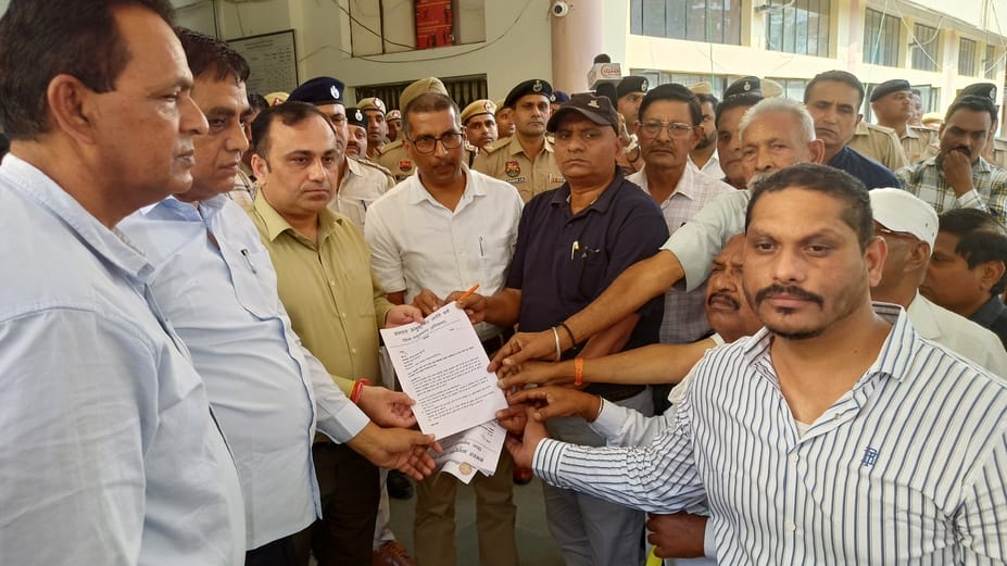एडीजीपी वाई पूरण कुमार के समर्थन में प्रदर्शन करते लोग। संवाद एडीजीपी वाई पूरण कुमार के समर्थन में प्रदर्शन करते लोग। संवाद