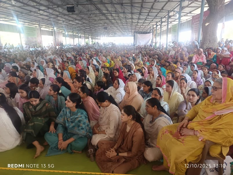 फोटो 01: महम में रविवार को आयोजित मानव सम्मान समारोह में स्मृति चिह्न व पगड़ी भेंट करते खाप सदस फोटो 01: महम में रविवार को आयोजित मानव सम्मान समारोह में स्मृति चिह्न व पगड़ी भेंट करते खाप सदस