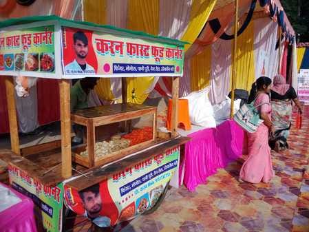 फोटो 13 एचएएमपी 20- स्वदेशी मेले में लगे पंडाल पर खाली पड़ी कुर्सियां। संवाद फोटो 13 एचएएमपी 20- स्वदेशी मेले में लगे पंडाल पर खाली पड़ी कुर्सियां। संवाद