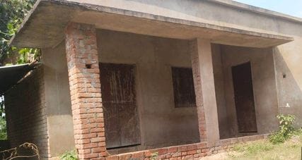 फोटो-13एयूआरपी03- अधूरा पड़ा भगवतापुर का आंगनबाड़ी केंद्र का भवन। संवाद फोटो-13एयूआरपी03- अधूरा पड़ा भगवतापुर का आंगनबाड़ी केंद्र का भवन। संवाद