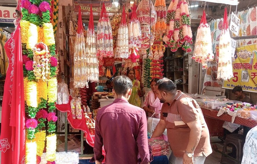 फोटो 17- सोनीपत की कच्चे क्वार्टर मार्केट स्थित दुकान पर दिवाली की साज-सज्जा को लेकर सजावट का फोटो 17- सोनीपत की कच्चे क्वार्टर मार्केट स्थित दुकान पर दिवाली की साज-सज्जा को लेकर सजावट का