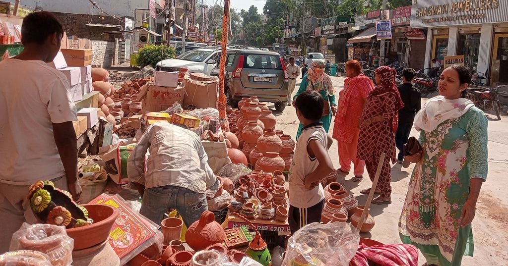 फोटो 17- सोनीपत की कच्चे क्वार्टर मार्केट स्थित दुकान पर दिवाली की साज-सज्जा को लेकर सजावट का फोटो 17- सोनीपत की कच्चे क्वार्टर मार्केट स्थित दुकान पर दिवाली की साज-सज्जा को लेकर सजावट का