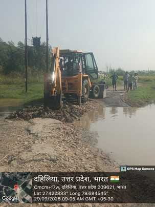 फोटो-21, फतेहगढ़- फर्रुखाबाद मुख्य मार्ग पर पैचिंग का कार्य करते कर्मचारी। संवाद